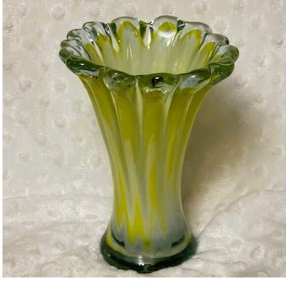 Vintage Murano 6 1/2" Scalloped Handblown Glass Vase (1960s) - Picture 7 of 7
